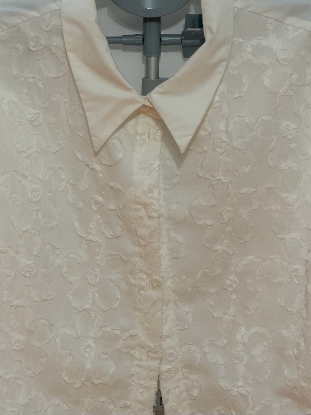 Cream Lace Cropped Button-Down Shirt - Picture 3 of 9